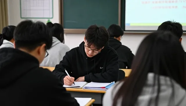 系统维护在在线课程平台中的实际应用与挑战